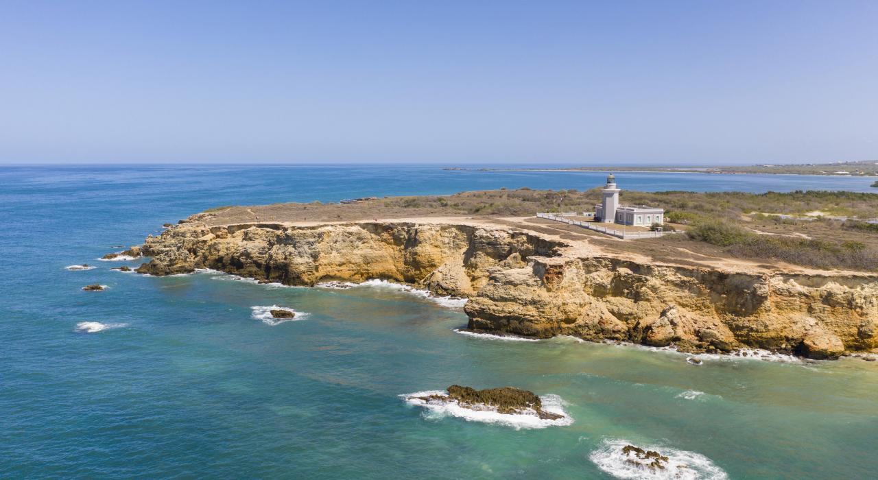 波多黎各西部卡沃罗霍灯塔的鸟瞰图