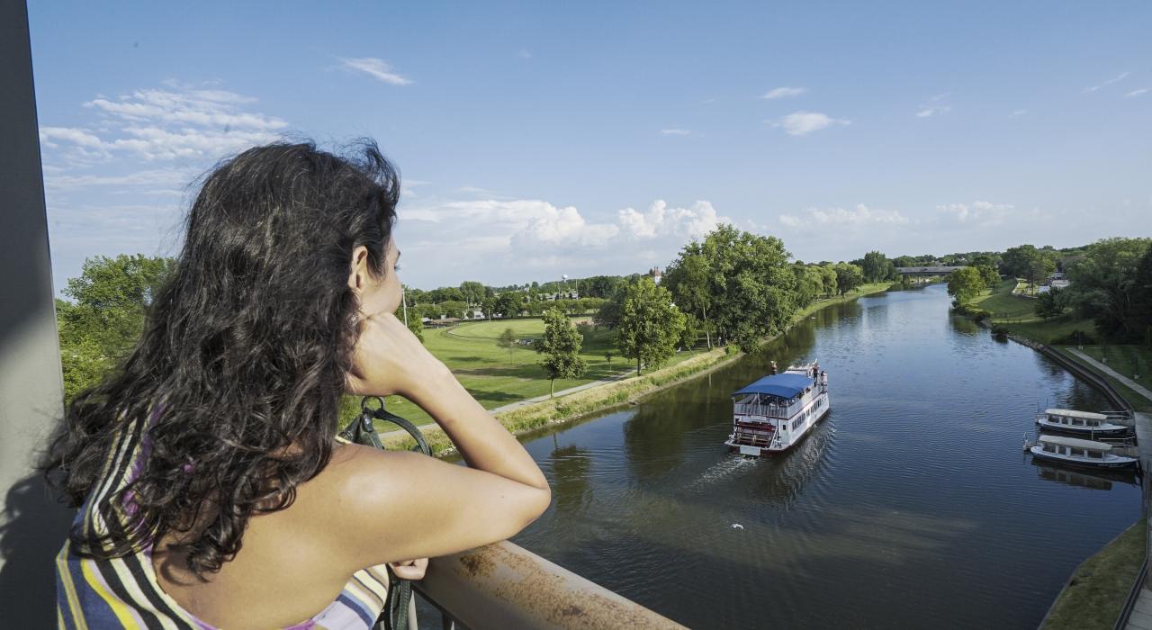 密西根州弗兰肯莫斯啤酒厂的卡斯河美景 密西根州弗兰肯莫斯啤酒厂的卡斯河美景