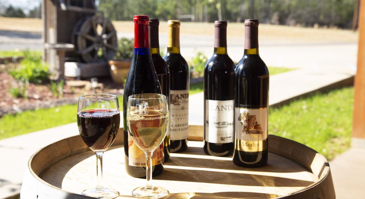 路易斯安那州西门罗兰德里葡萄园的各色葡萄酒