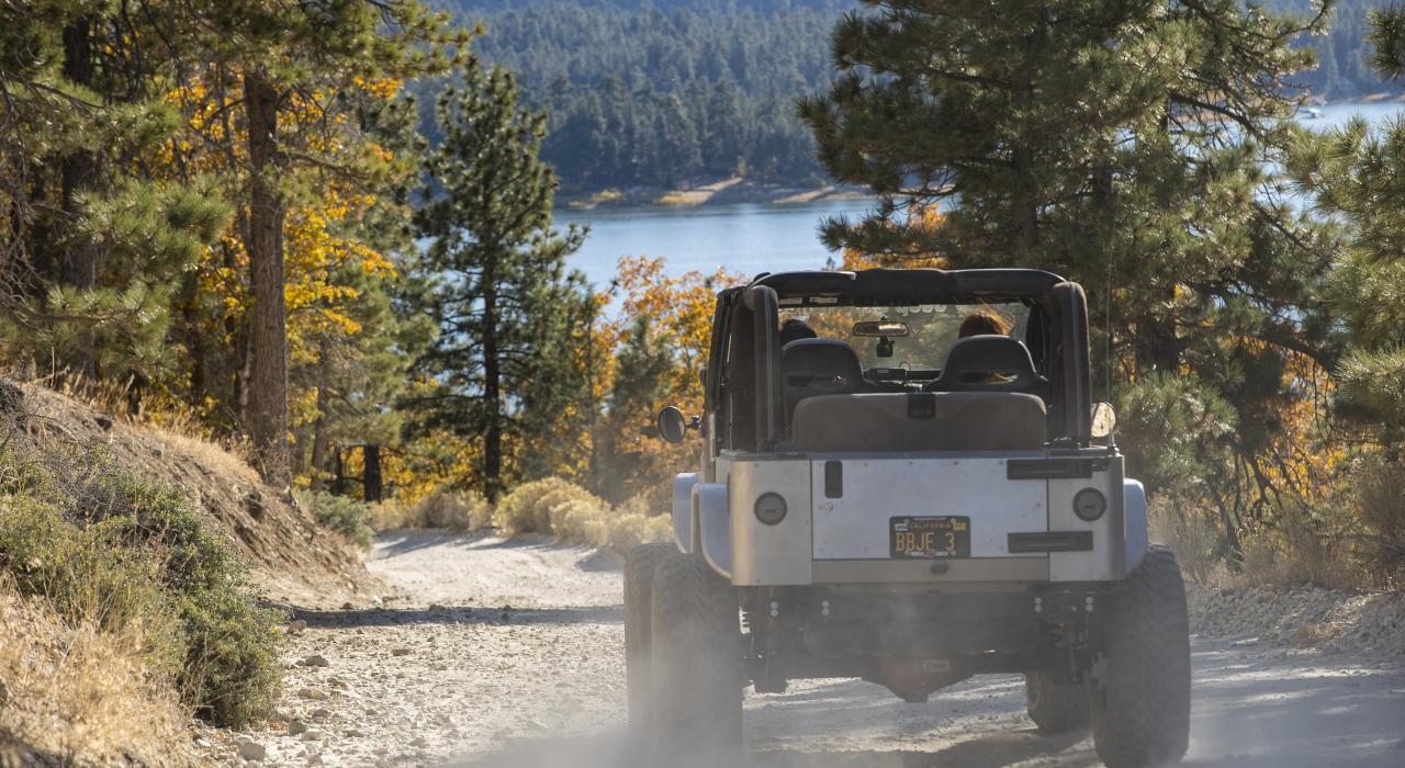 在加利福尼亚州大熊湖跟随 Big Bear Jeep Experience 开启越野探险体验