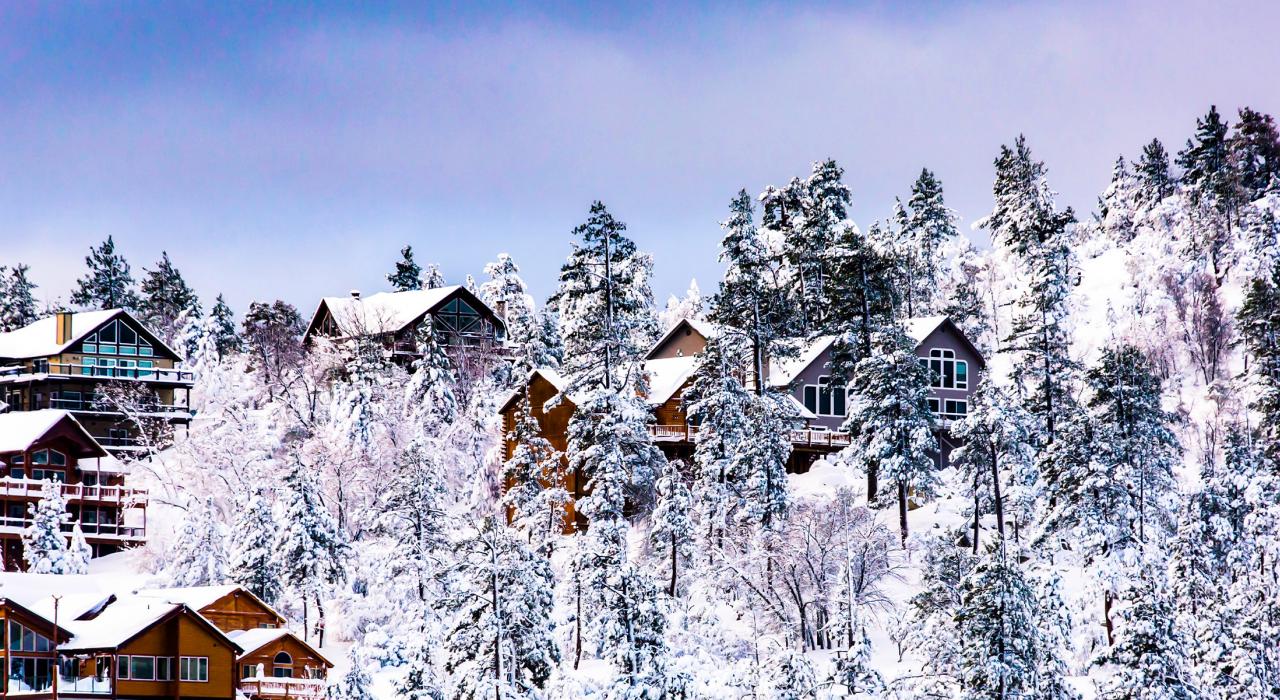 冬日里的湖边度假住宿出租房