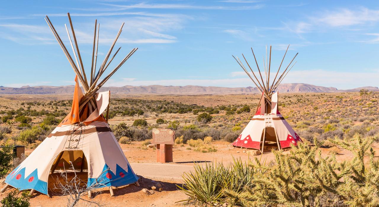 在伊格尔波因特美国原住民村落展出的传统屋舍