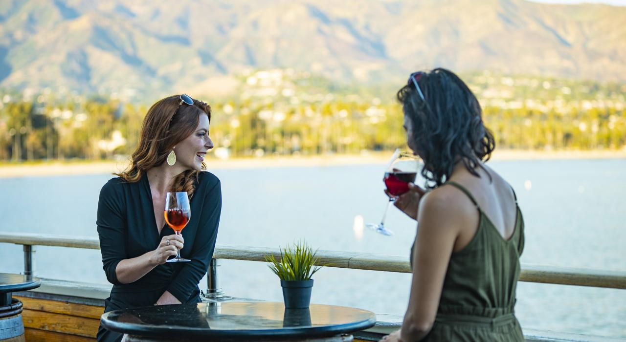 在加利福尼亚州圣巴巴拉斯特恩码头的深海品酒室品尝葡萄酒