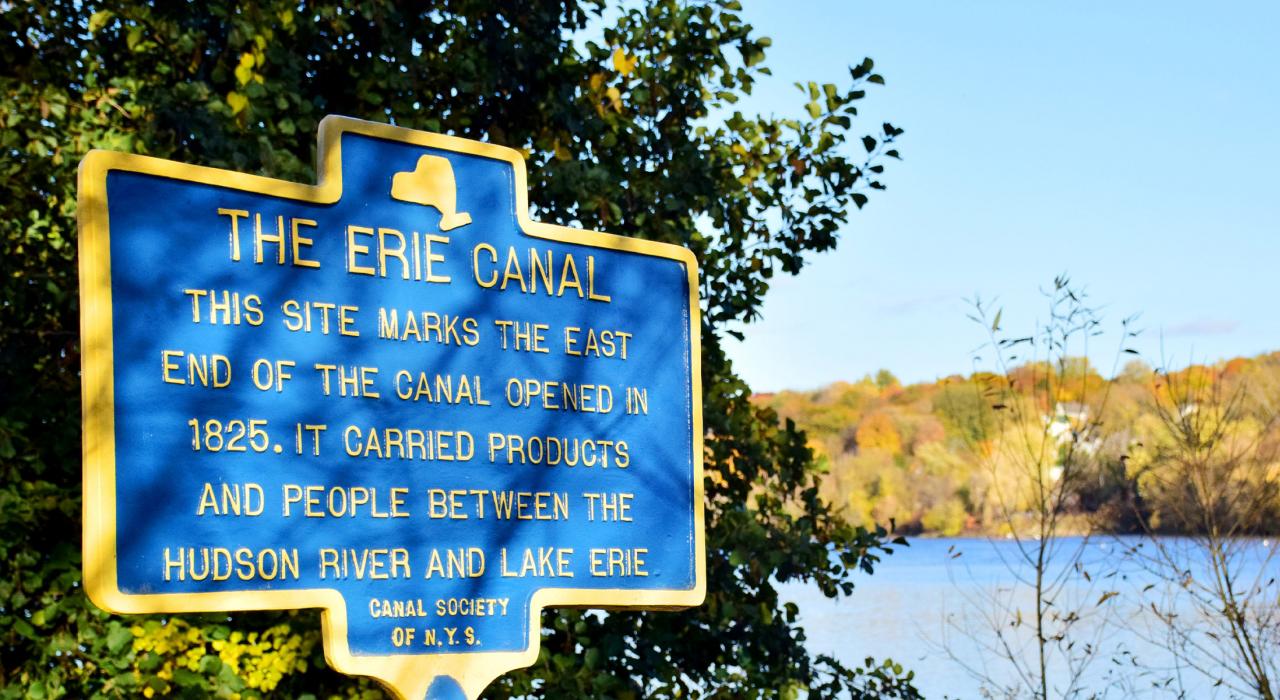 哈德逊河上一处解说牌,标志着著名的伊利运河 哈德逊河上一处解说牌,标志着著名的伊利运河