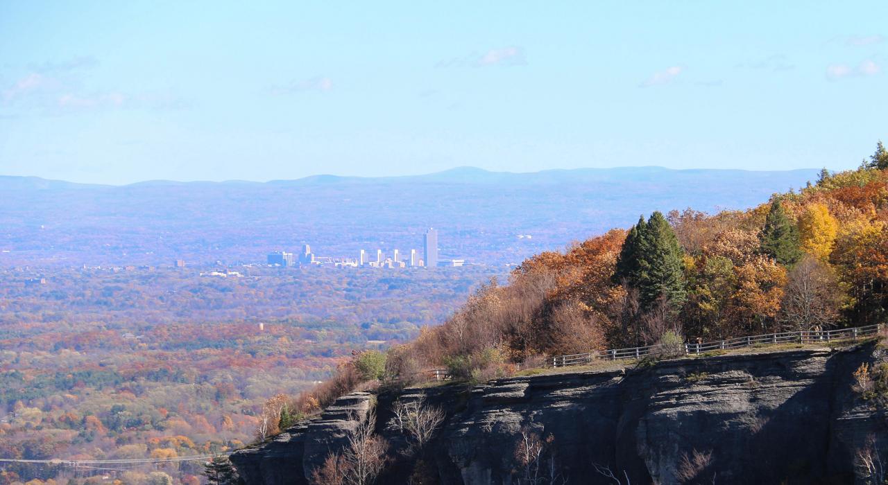从约翰·博伊德·撒切尔州立公园欣赏城市秋色 从约翰·博伊德·撒切尔州立公园欣赏城市秋色