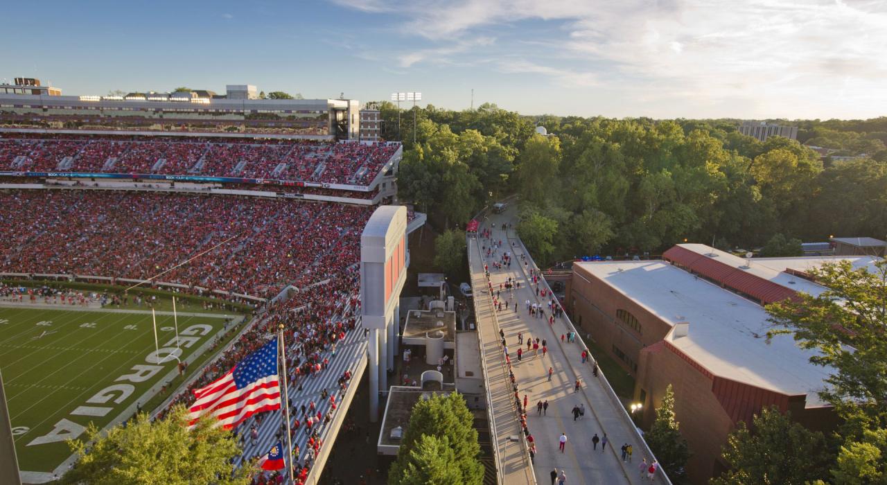 花一天时间到雅典城的佐治亚大学观看精彩的校园美式橄榄球比赛