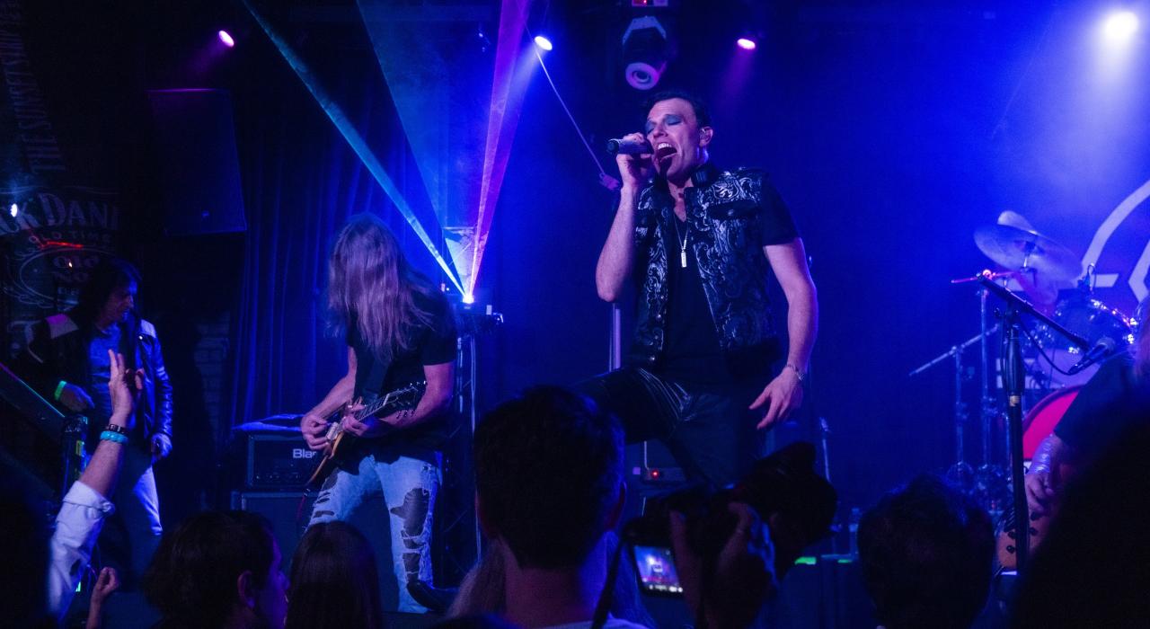 Sweet 摇滚乐队在加利福尼亚州西好莱坞 Whisky a Go Go 酒吧举办的现场音乐会