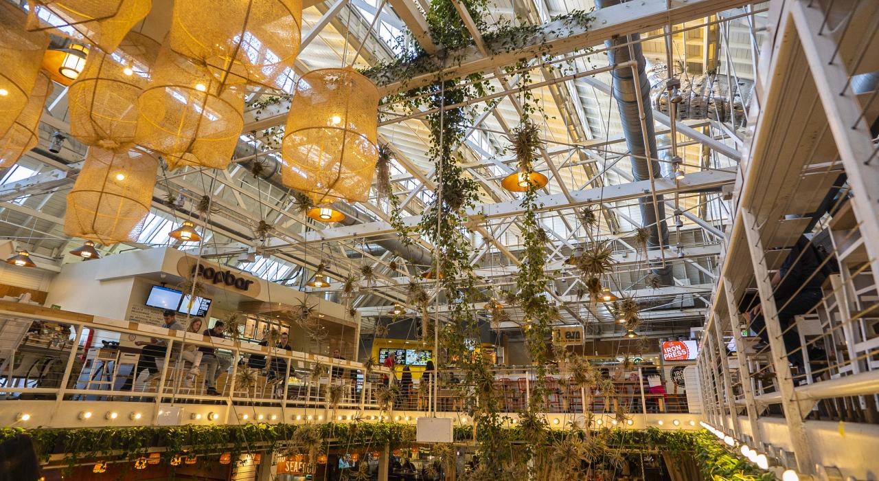 加利福尼亚州安纳海姆包装工厂美食城灯光璀璨、空间宽敞的内部景观