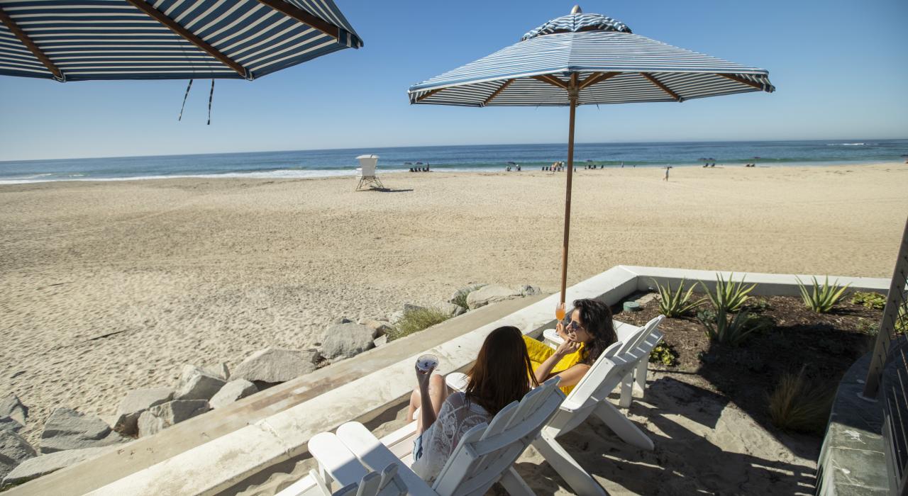 在加利福尼亚州达纳点的君主海滩度假村品尝鸡尾酒，俯瞰盐溪海滩美景