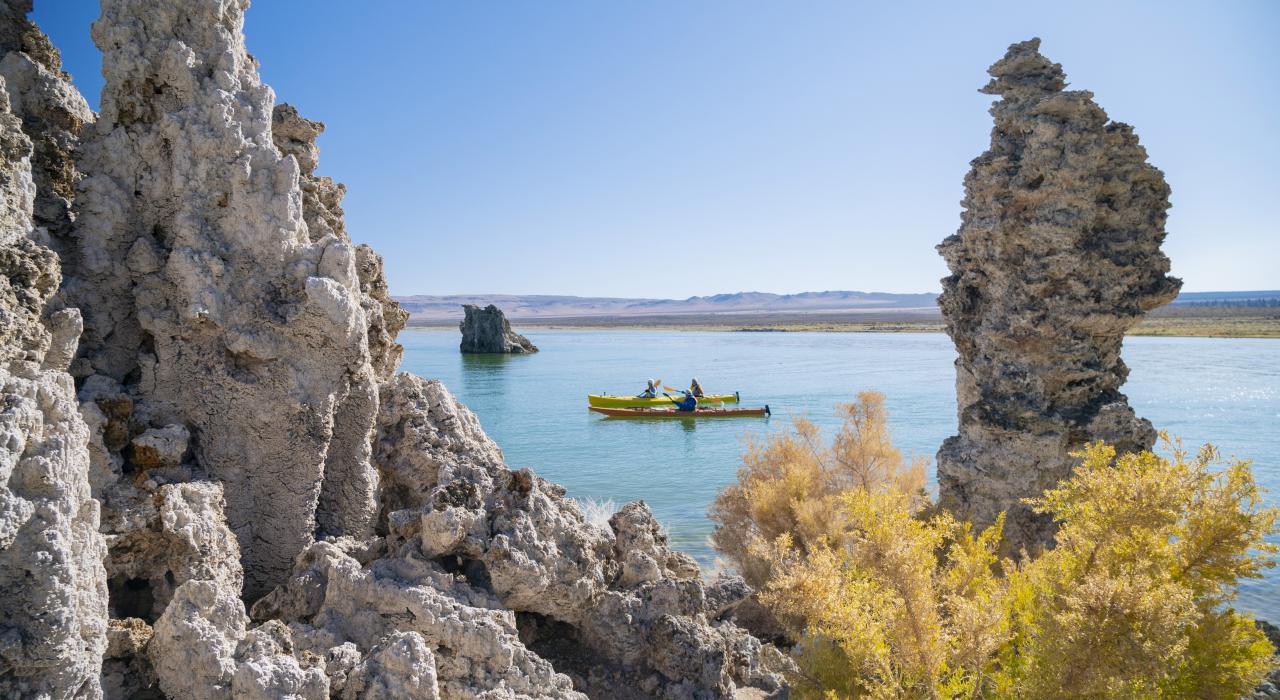 乘坐皮划艇沿着加利福尼亚州莫诺湖上的凝灰岩沉积物一路浏览 乘坐皮划艇沿着加利福尼亚州莫诺湖上的凝灰岩沉积物一路浏览