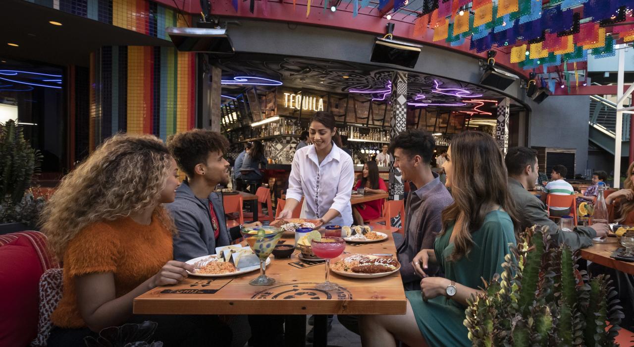 在 Universal CityWalk 的 Antojitos Cocina Mexicana 餐厅露天用餐