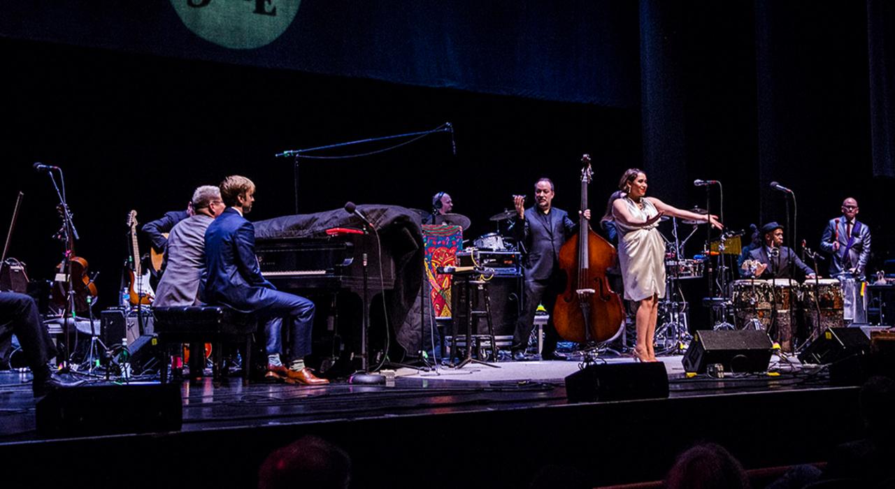 西弗吉尼亚州查尔斯顿的山地舞台电台直播表演