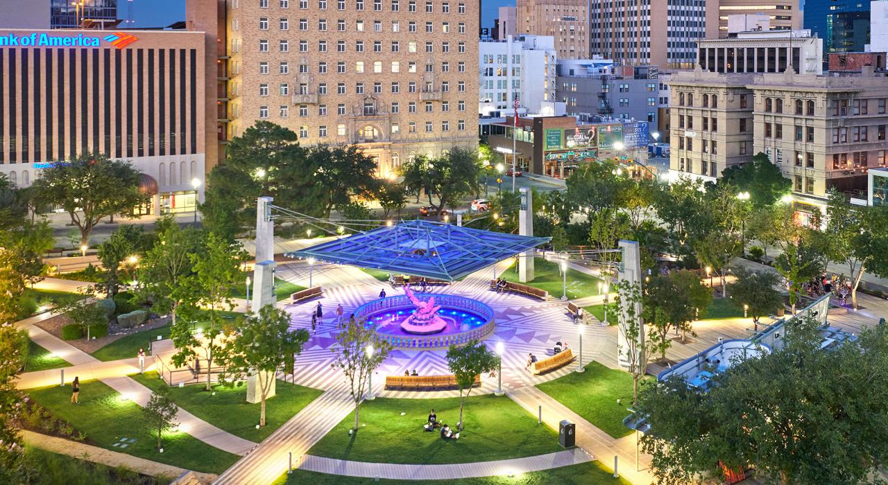 圣哈辛托广场和城市天际线的夜景