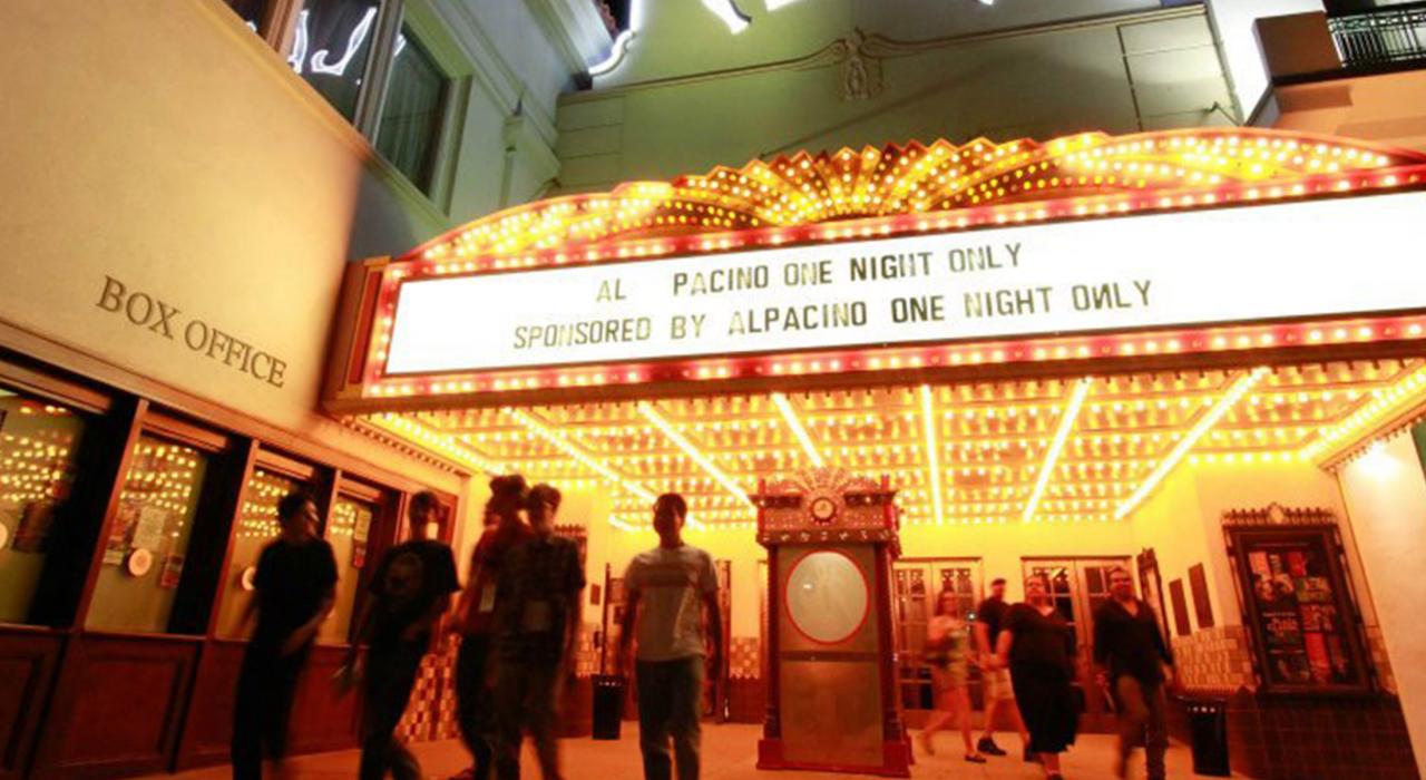 历史悠久的皇宫剧院的经典门廊