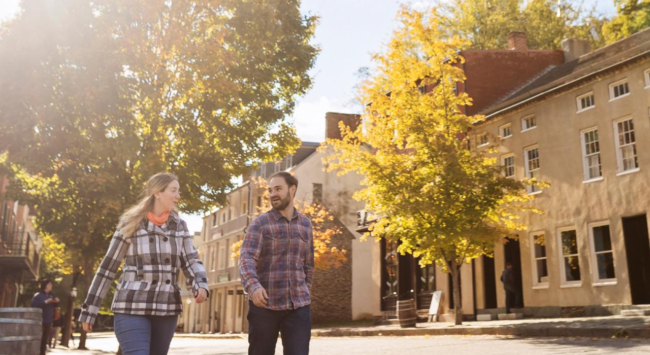 在西弗吉尼亚州哈珀斯费里古朴的老街巷漫步