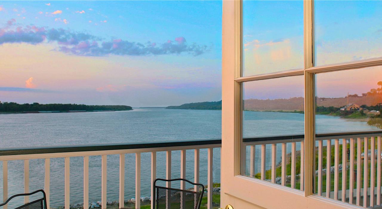 历史悠久的“山麓”区,河边套房的宁静阳台景色 历史悠久的“山麓”区,河边套房的宁静阳台景色