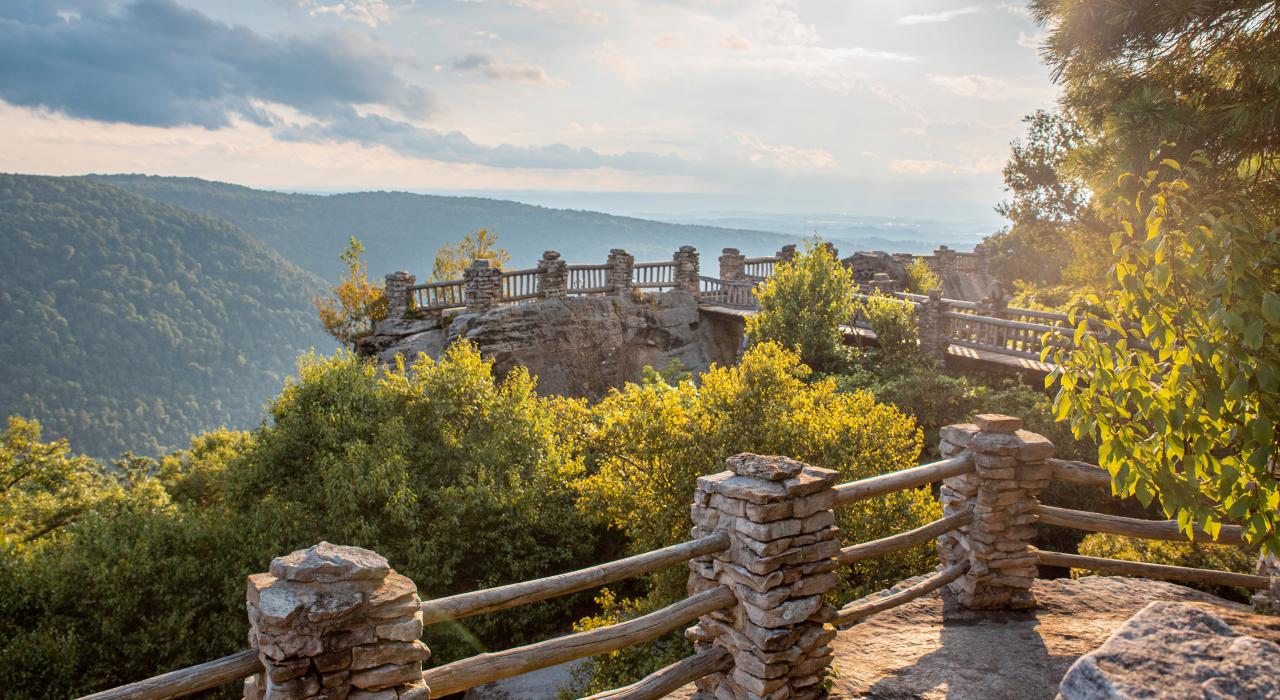 西弗吉尼亚州摩根敦附近库珀斯岩州立森林中的观景台