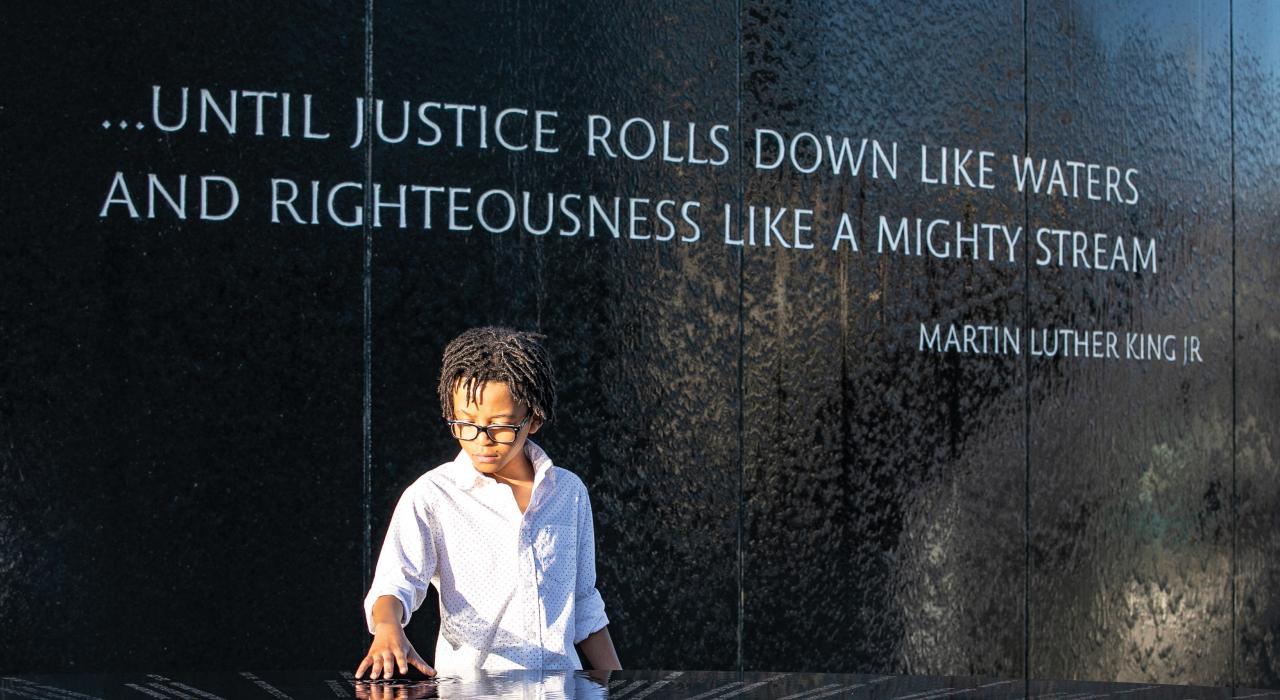 参观阿拉巴马州蒙哥马利民权纪念碑的男孩 参观阿拉巴马州蒙哥马利民权纪念碑的男孩