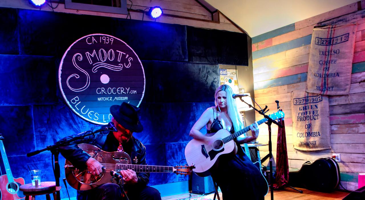 现场音乐表演场地兼酒廊 Smoot's Grocery 中的小众表演 现场音乐表演场地兼酒廊 Smoot's Grocery 中的小众表演
