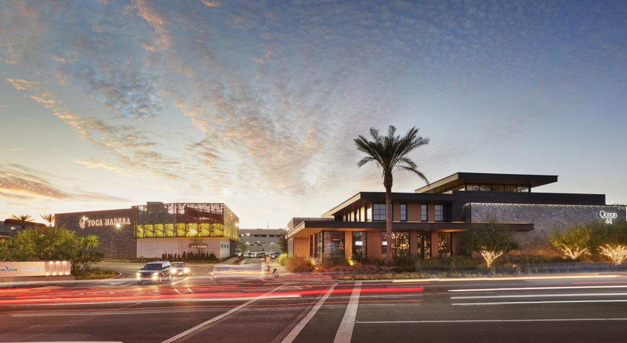 亚利桑那州斯科茨代尔时尚广场上方的沙漠日落美景