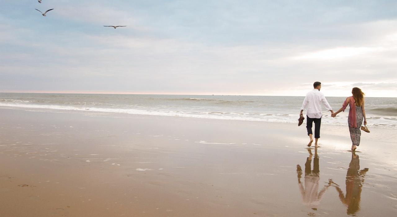 在弗吉尼亚州弗吉尼亚海滩的沙滩上浪漫散步 在弗吉尼亚州弗吉尼亚海滩的沙滩上浪漫散步