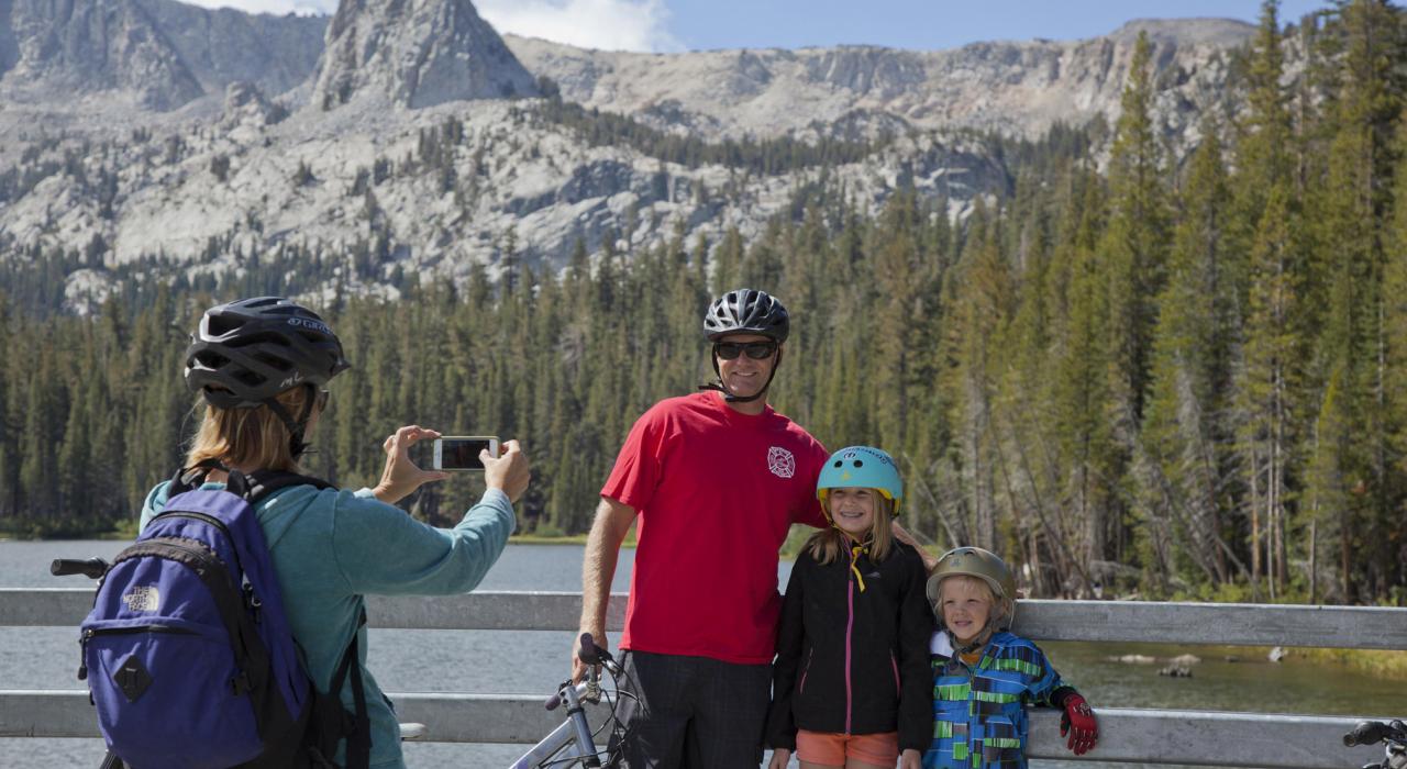 在加利福尼亚州马麦斯湖畔骑行途中拍摄全家福 在加利福尼亚州马麦斯湖畔骑行途中拍摄全家福