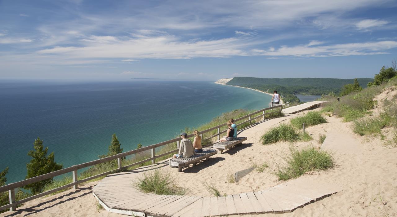 在密西根州特拉弗斯城附近的睡熊沙丘国家湖岸风景区欣赏密西根湖的美景 在密西根州特拉弗斯城附近的睡熊沙丘国家湖岸风景区欣赏密西根湖的美景
