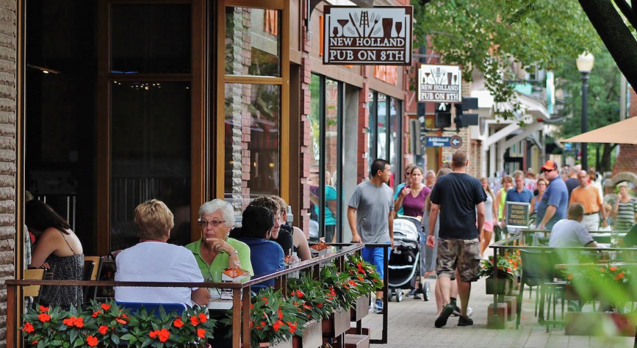 在密西根州荷兰镇闹市区体验户外用餐的乐趣 在密西根州荷兰镇闹市区体验户外用餐的乐趣