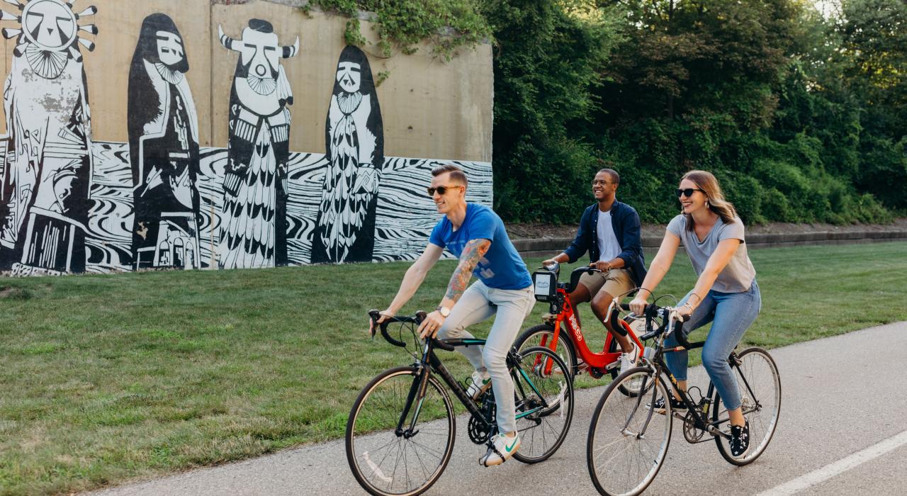 在密西根州底特律的迪昆德雷通道绿化带沿公共艺术品骑行 在密西根州底特律的迪昆德雷通道绿化带沿公共艺术品骑行