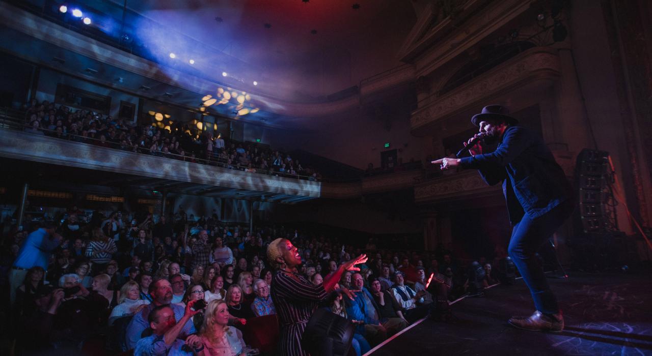 创作型歌手 Erick Baker 在 Bijou Theatre 剧院表演 创作型歌手 Erick Baker 在 Bijou Theatre 剧院表演
