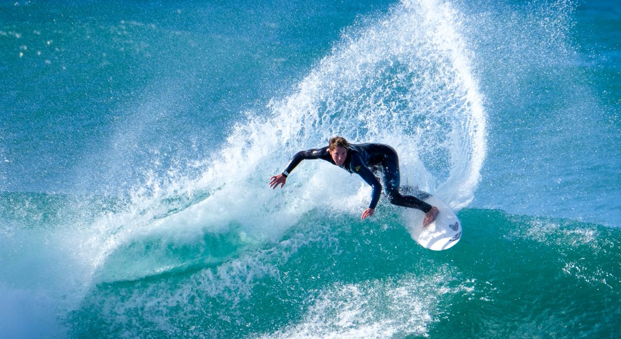 在这座城市的多处迷人海滩之一畅享冲浪乐趣 在这座城市的多处迷人海滩之一畅享冲浪乐趣