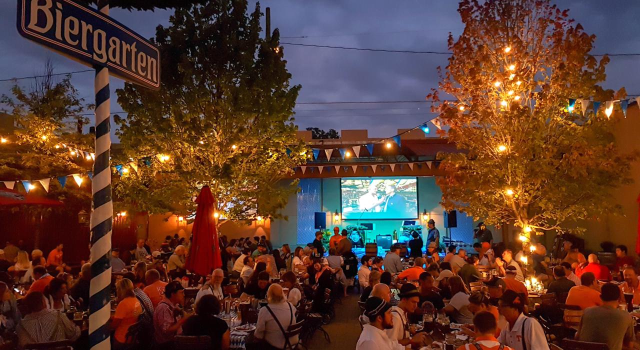 啤酒节期间 Schulz Bräu Brewing Company 酿酒厂的欢庆夜晚 啤酒节期间 Schulz Bräu Brewing Company 酿酒厂的欢庆夜晚