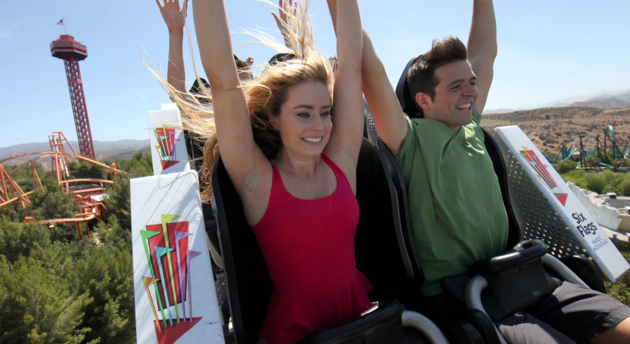 在加利福尼亚州瓦伦西亚的六旗魔术山乘坐 Full Throttle 过山车 在加利福尼亚州瓦伦西亚的六旗魔术山乘坐 Full Throttle 过山车