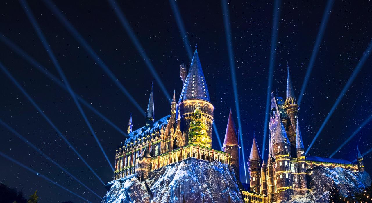 在Universal Studios Hollywood 的 The Wizarding World of Harry Potter™ 过圣诞 在Universal Studios Hollywood 的 The Wizarding World of Harry Potter™ 过圣诞