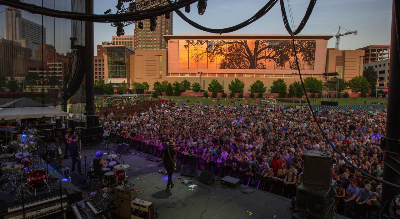 Hopscotch Music Festival 音乐节期间市中心的黄昏现场演出 Hopscotch Music Festival 音乐节期间市中心的黄昏现场演出