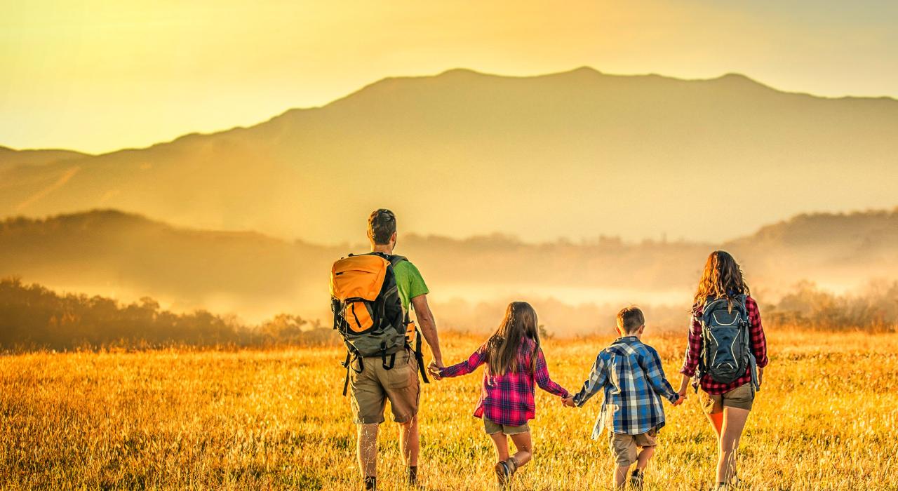 一家人在大烟山国家公园内中徒步旅行 一家人在大烟山国家公园内中徒步旅行