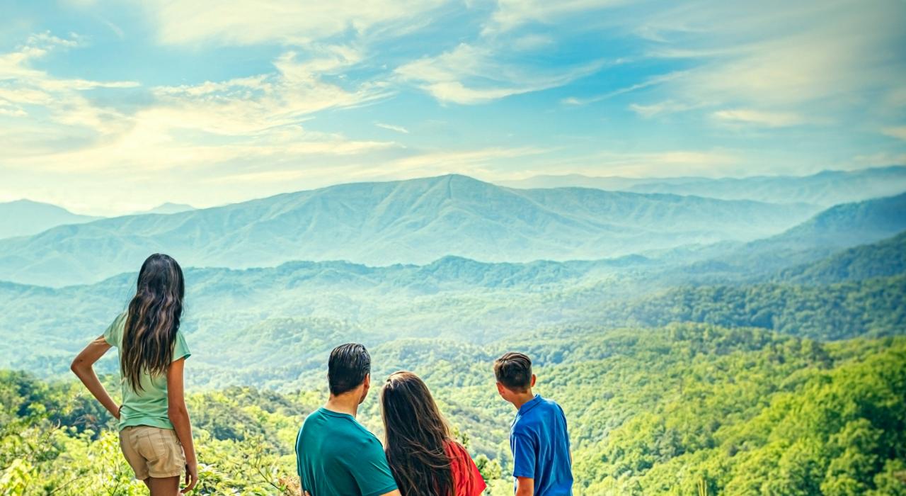 一家人在大烟山的观景台欣赏迷人风光 一家人在大烟山的观景台欣赏迷人风光