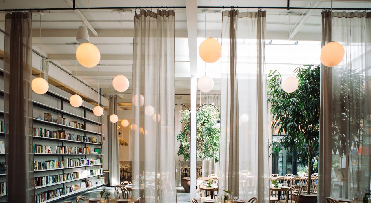 集点心店、精酿啤酒厂、图书馆和商店于一体的 Brewery Bhavana 餐厅的时尚内部装潢 集点心店、精酿啤酒厂、图书馆和商店于一体的 Brewery Bhavana 餐厅的时尚内部装潢