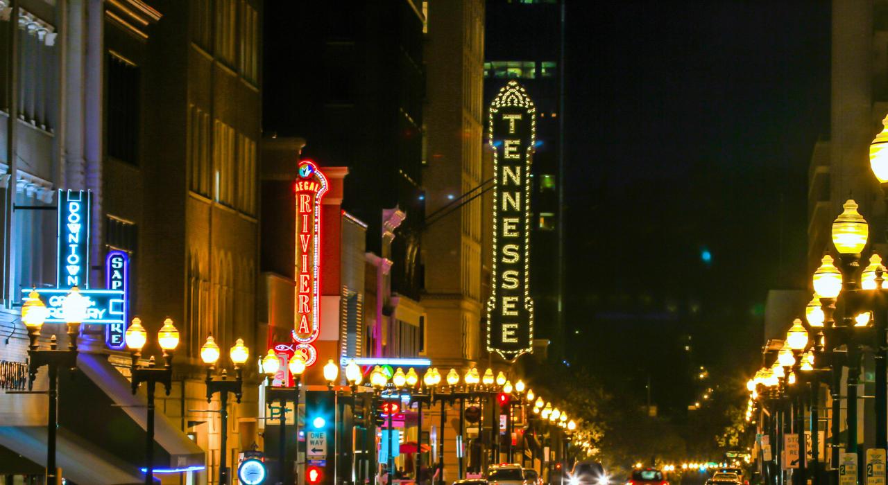 Gay Street 大街,这座城市最火的夜生活地点之一 Gay Street 大街,这座城市最火的夜生活地点之一