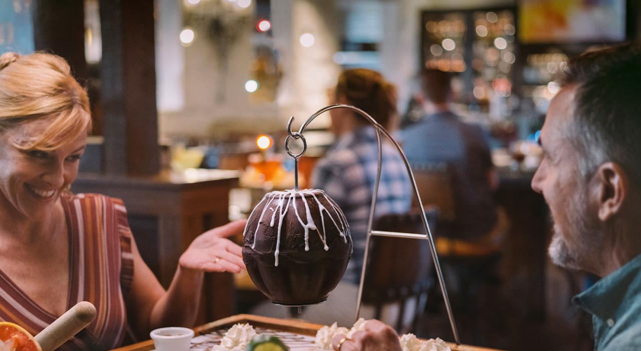 在当地餐馆共享精致鸡尾酒和创意餐点 在当地餐馆共享精致鸡尾酒和创意餐点
