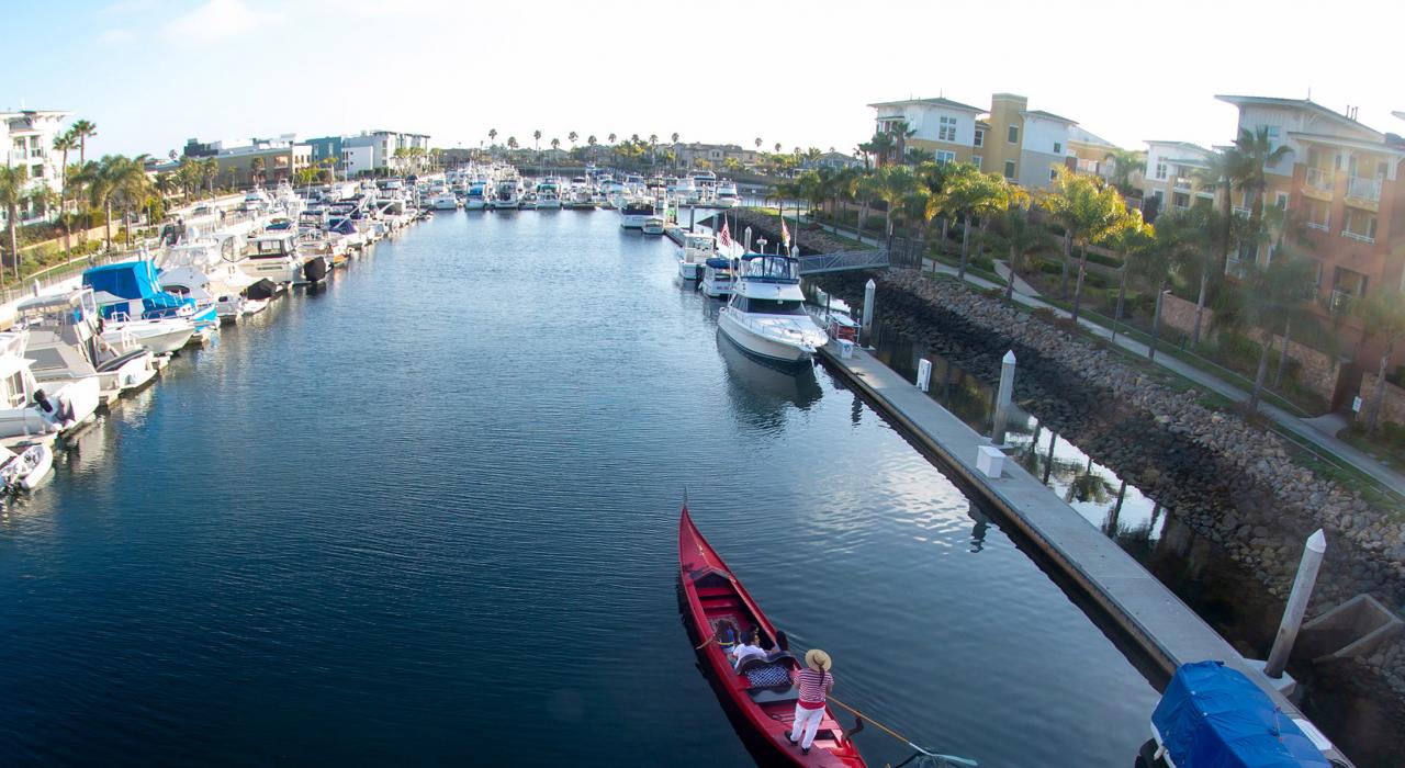 跟随导游游览 Gondola Paradiso,探索当地水道风光 跟随导游游览 Gondola Paradiso,探索当地水道风光
