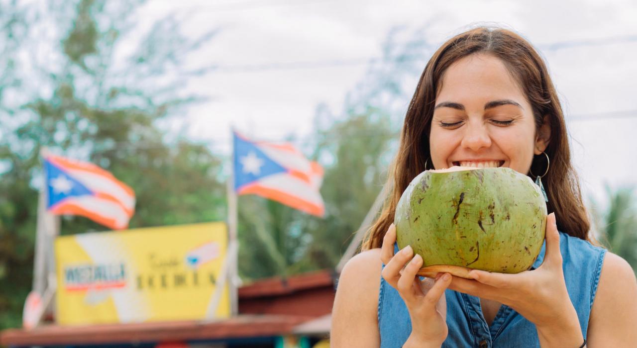 在波多黎各洛伊萨的 Pinones 街区品尝新鲜椰汁 在波多黎各洛伊萨的 Pinones 街区品尝新鲜椰汁