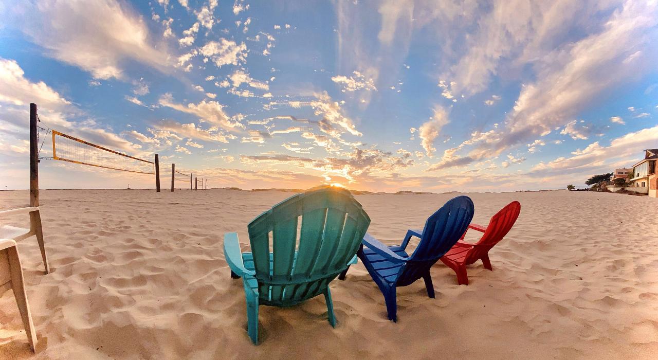 Rudder Room 海滩酒吧的舒适座椅召唤着您到好莱坞海滩畅享美好时光 Rudder Room 海滩酒吧的舒适座椅召唤着您到好莱坞海滩畅享美好时光