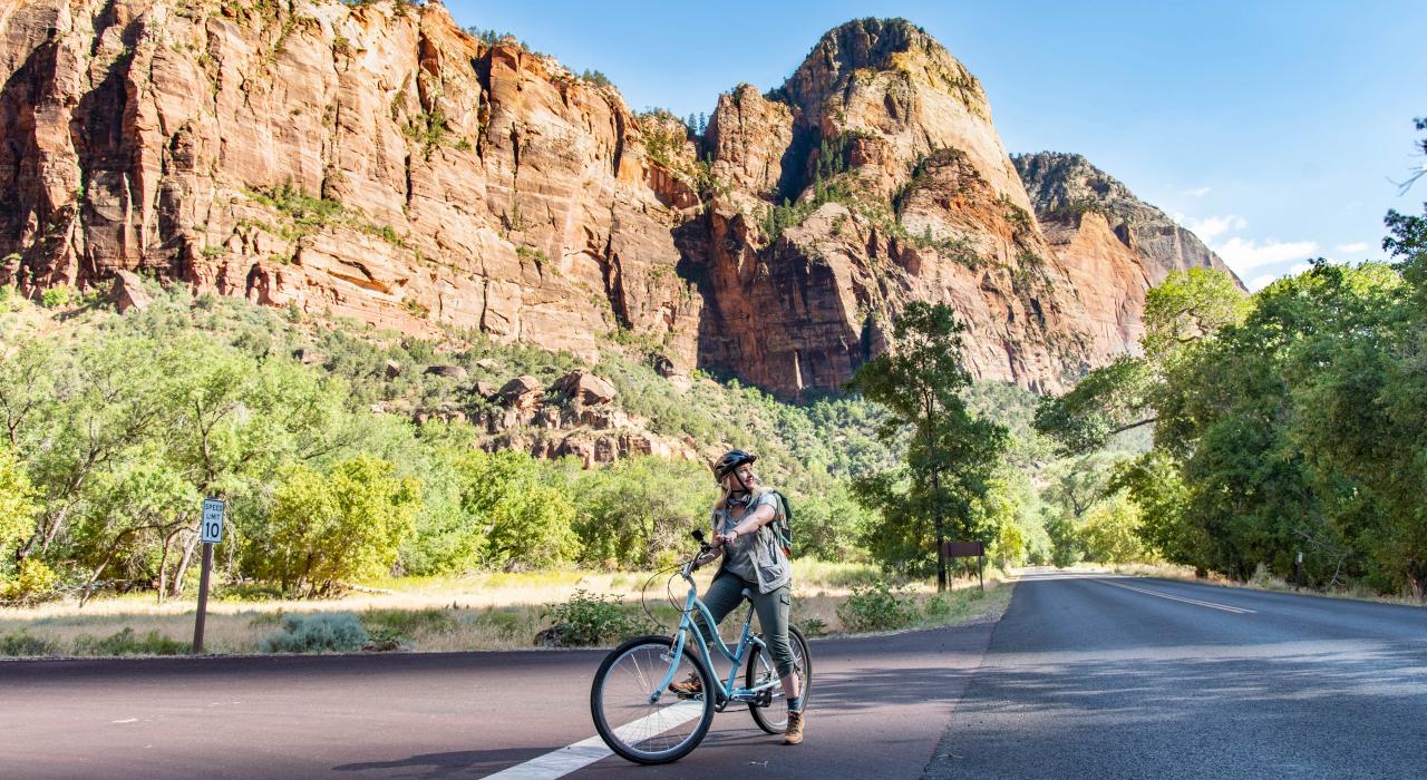 在犹他州锡安国家公园骑行 在犹他州锡安国家公园骑行