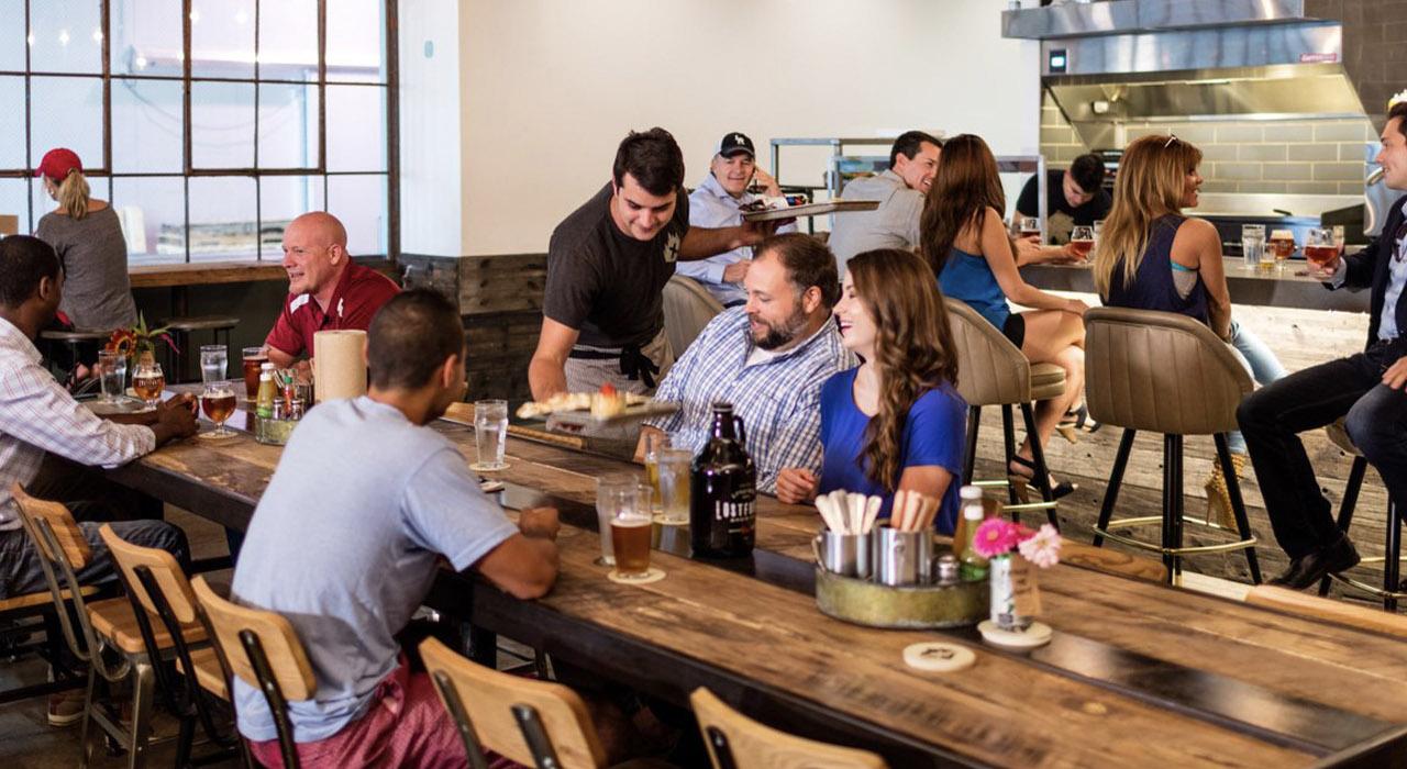 到 Lost Forty Brewing 酿酒厂感受节日氛围