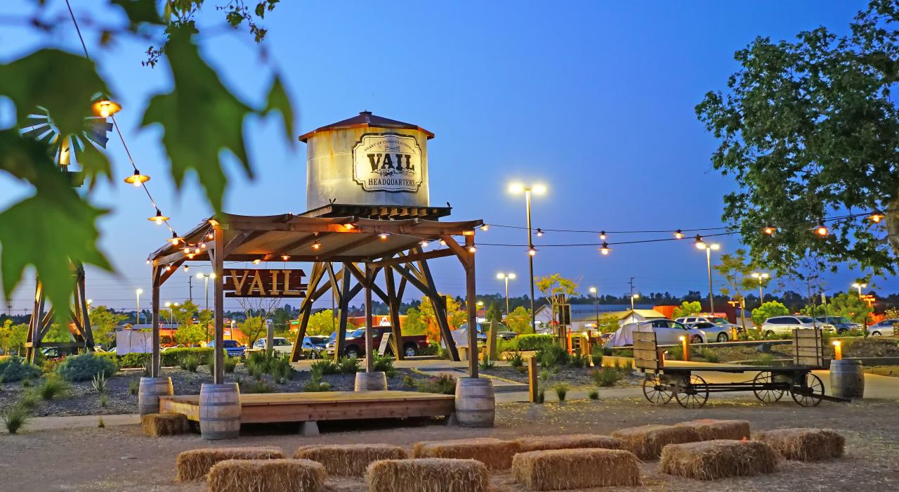 历史悠久的农场 Vail Headquarters，如今是购物、餐饮和娱乐的热门去处