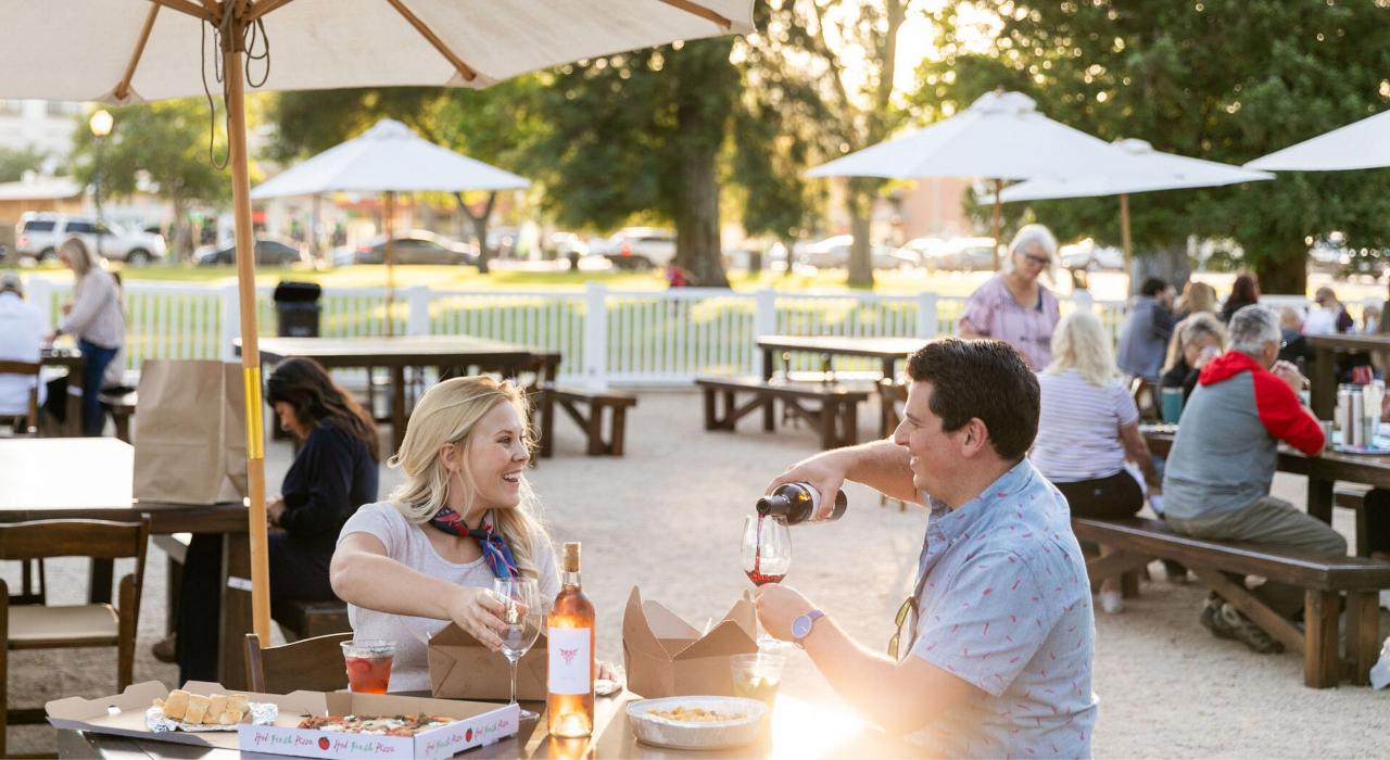 市中心城市公园内的户外餐饮