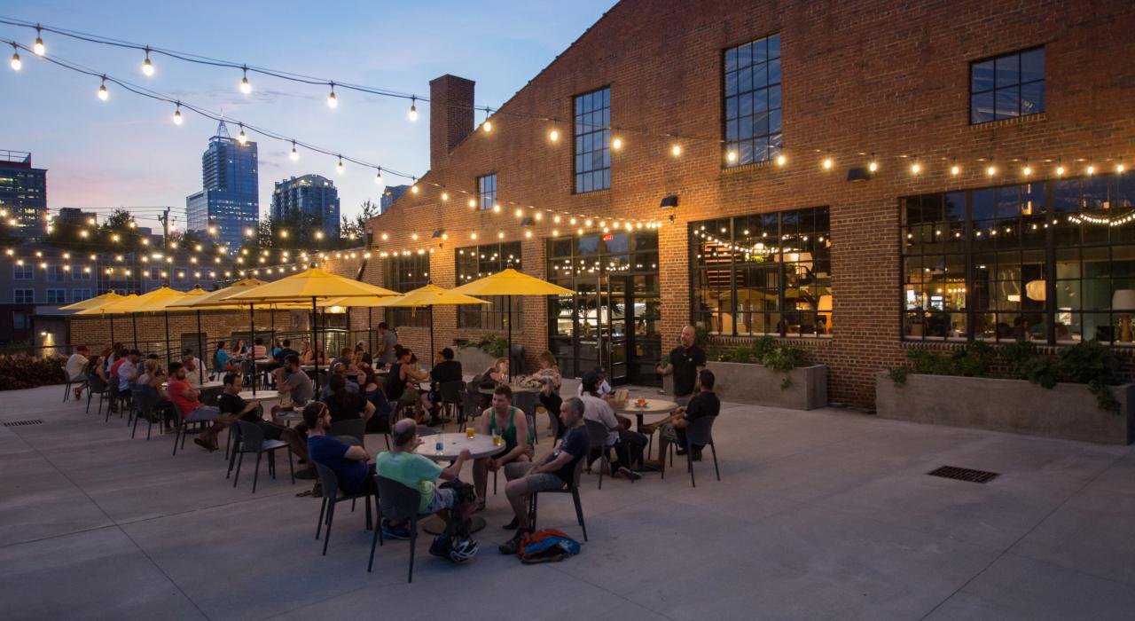 在 Transfer Co. Food Hall 餐厅享受露天用餐之乐,一览迷人天际线 在 Transfer Co. Food Hall 餐厅享受露天用餐之乐,一览迷人天际线