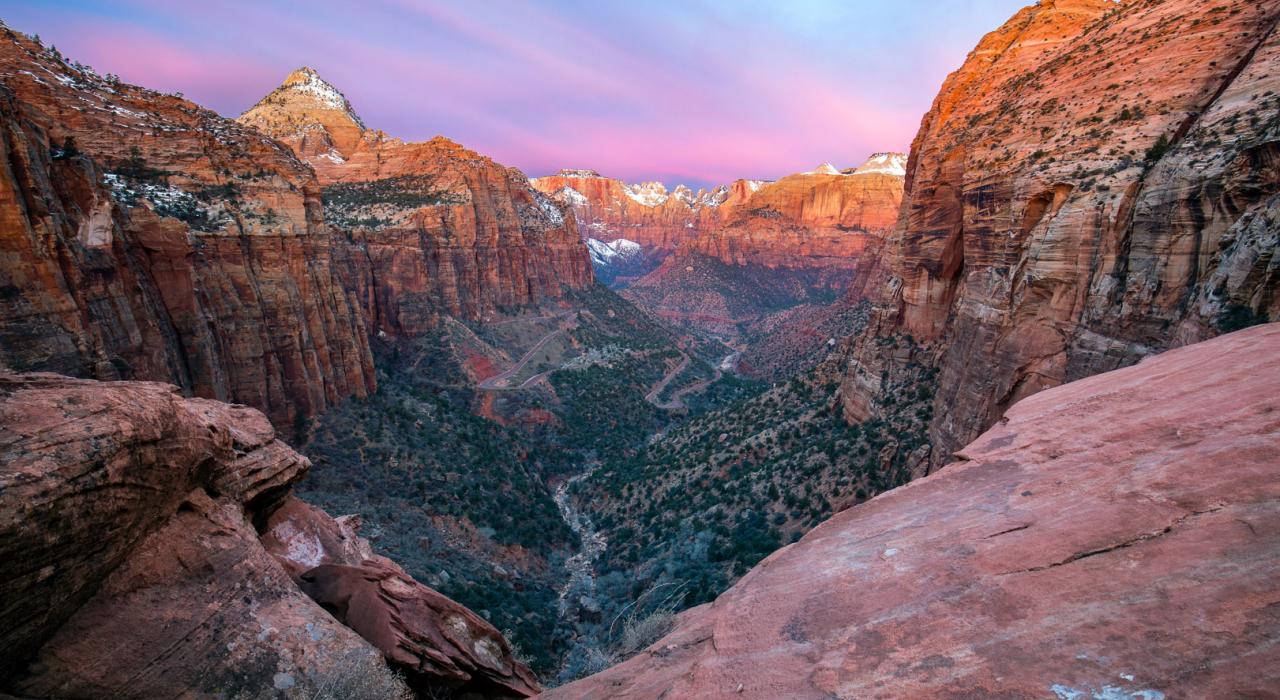 从犹他州锡安国家公园的峡谷高地小径欣赏日落美景