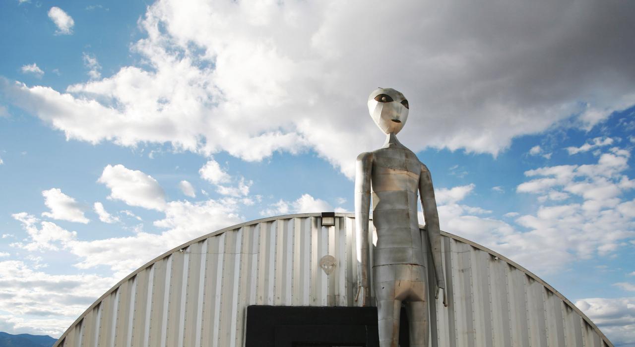 内华达州 Hiko 市外星人研究中心入口处的外星人雕像